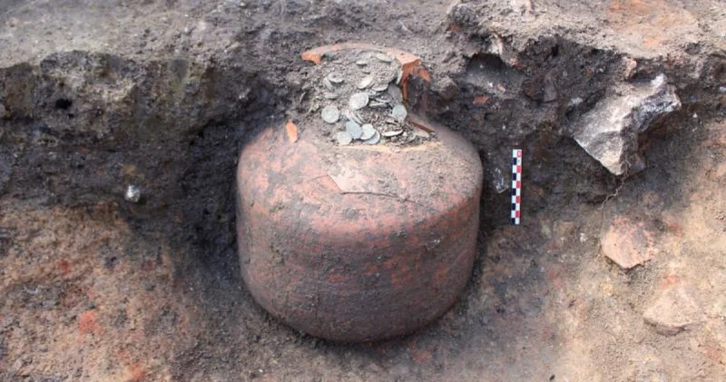 Францияда 1700 жыл бұрынғы бағалы тиындар толтырылған үш алып құмыра табылды