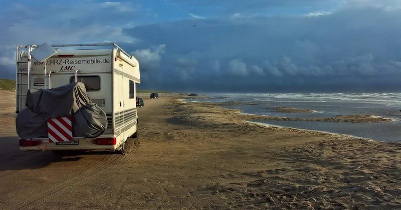 Россиян унесло в море вместе с автодомом в Турции