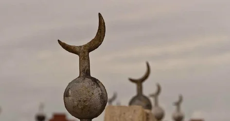 Осквернивших кладбище школьников задержали в Актобе