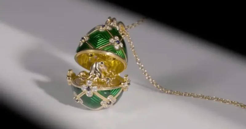 Мужчина проглотил яйцо Фаберже и шесть дней ходил в туалет под присмотром полиции