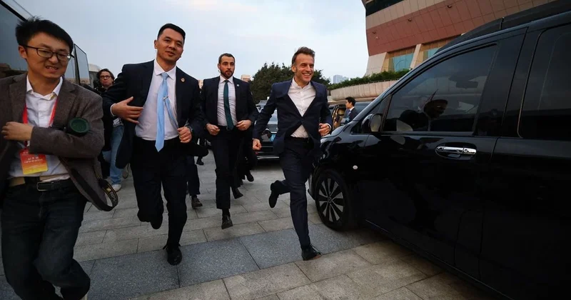 Побег Макрона от китайских силовиков попал на видео