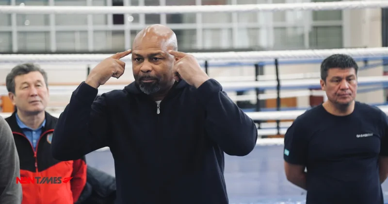 Рой Джонс тренирует юных боксеров в Астане. Фоторепортаж