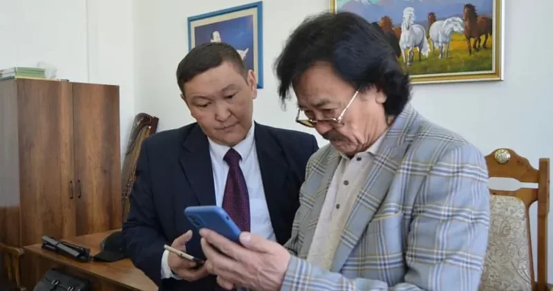 Алматылық журналистің үйінде танымал тұлғалардың қолтаңбасы қалған 200 картина сақтаулы тұр