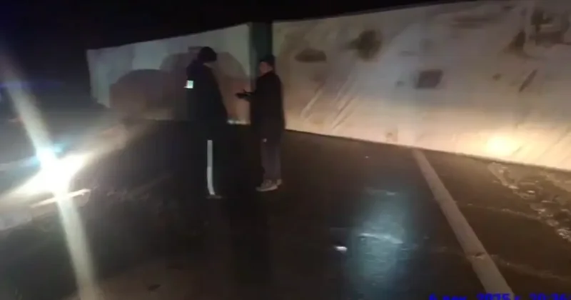 Грузовик опрокинулся и перекрыл трассу в Актюбинской области