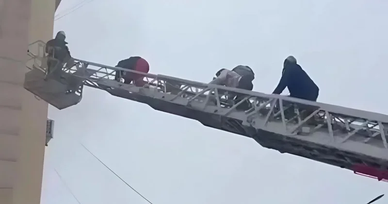 Пожарные эвакуировали семерых детей из задымленной пятиэтажки в Талдыкоргане