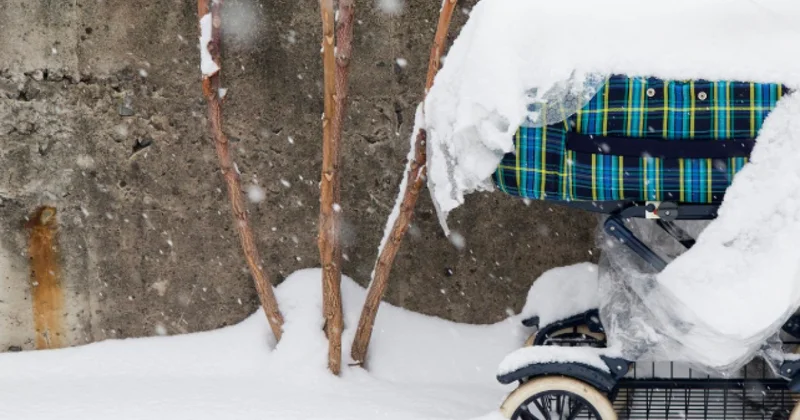 Детская коляска вспыхнула в подъезде дома в Таразе