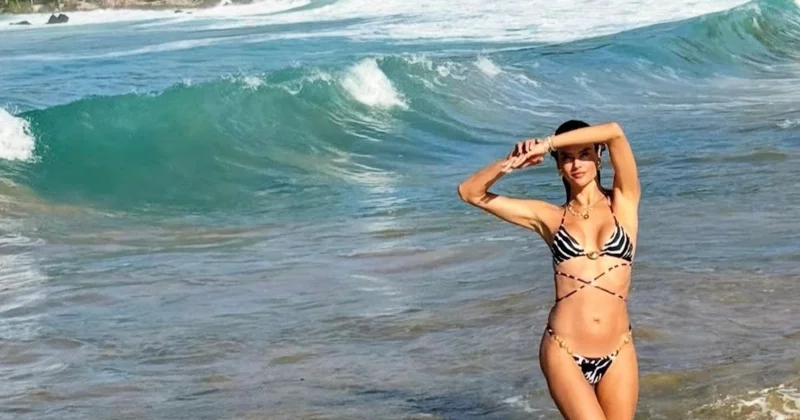 Райский уголок : Алессандра Амбросио показала фото в купальнике с отдыха на пляже