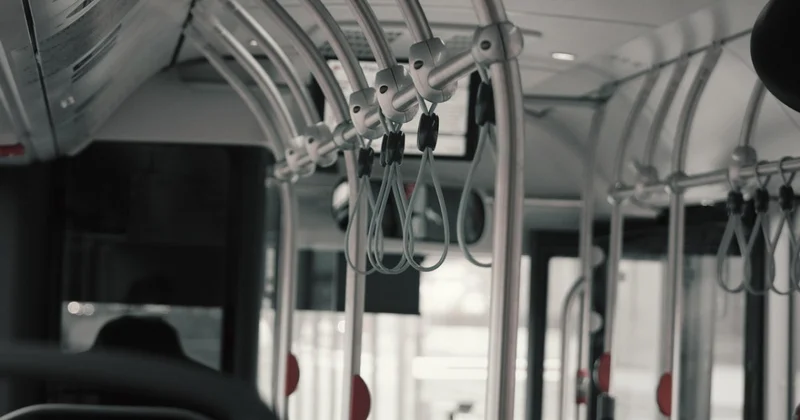 Школьный автобус возвращается на маршрут в Алматы