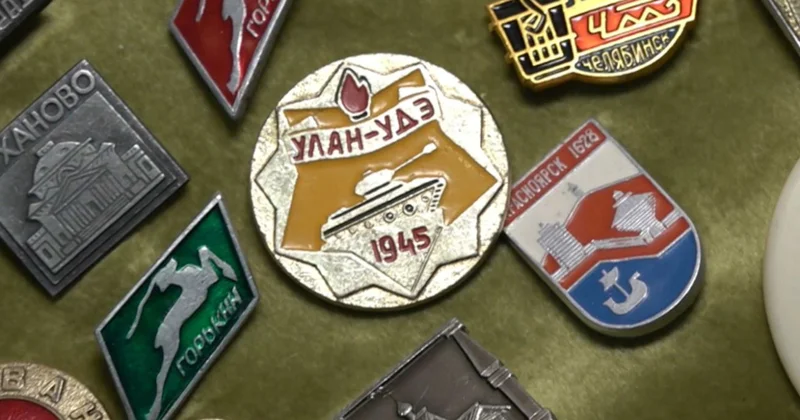 Фотограф тілші өзі жинаған төсбелгі мен тиыннан шағын музей ашты