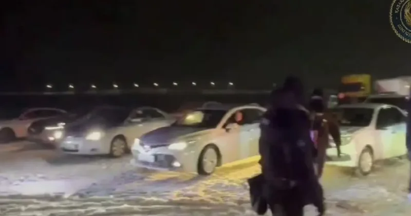 Около 1000 машин застряли на трассе Караганда Астана, колонну сопроводили "КазАвтоЖол" и полиция