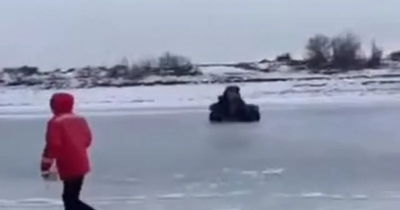 Атырауские инспекторы на квадрацикле провалились под лёд во время рейда по Уралу