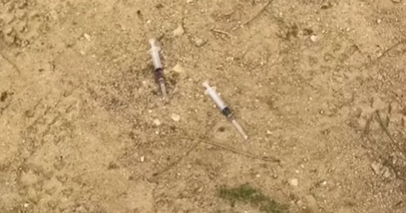 Использованные шприцы выбросили возле жилого дома в Актау