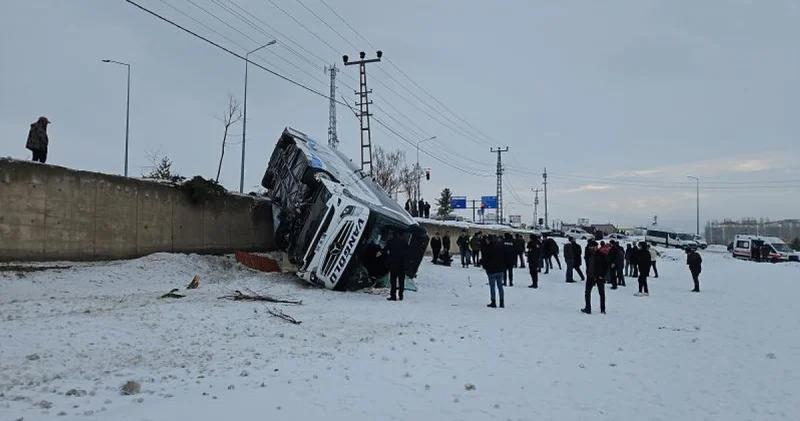 Автобус аударылып, 16 адам зардап шекті