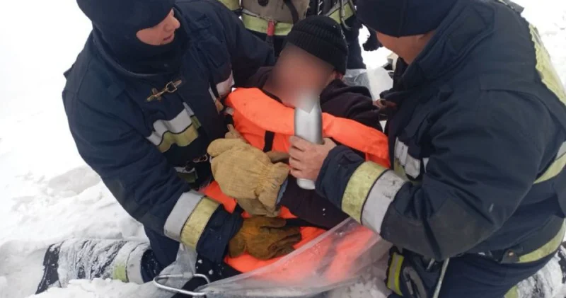 Риддерде өзендегі мұз опырылып, балықшы суға батып кете жаздады