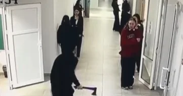 Атырауда балтамен қатарластарын қуған оқушы оқитын мектептің директоры қызметінен босатылды