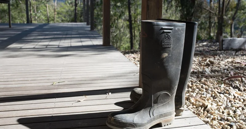 По колено в грязи: школьники под Алматы будут ходить так в школу до 2027 года