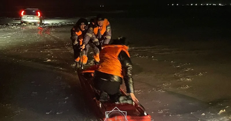 Автомобиль с двумя женщинами повалился под лёд на Капшагае