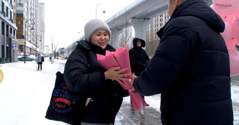 В Астане волонтеры и сотрудники районного акимата дарили женщинам цветы