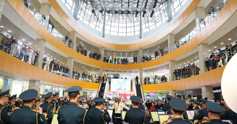 Военнослужащие оригинально поздравили женщин с весенним праздником