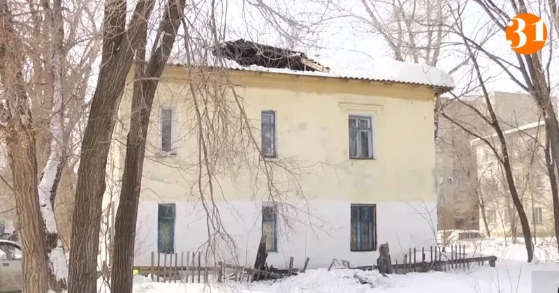 Жить на улице с детьми? : кровля двухэтажки обрушилась в Костанае (видео)