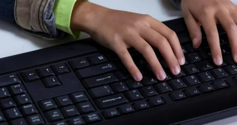 Запрет на соцсети ввели для несовершеннолетних в Индонезии