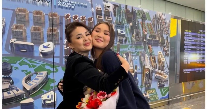 Мөлдір Мұқанова мен Тұрсынбек Қабатов Дубайдан аман есен оралған қызын әуежайда күтіп алды