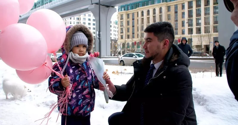 Астанада қыз келіншектерге гүл шоқтары таратылды