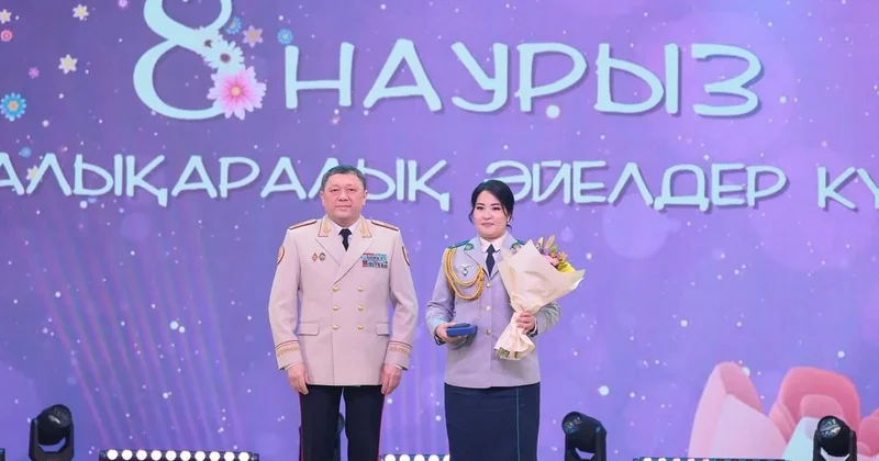 Президент страны наградил полицейскую из ВКО за спасение семьи