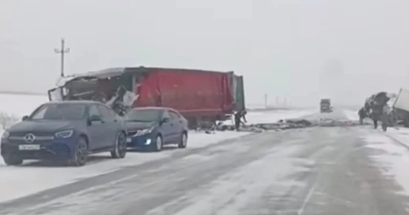 Две фуры столкнулись в СКО: есть погибший (видео)