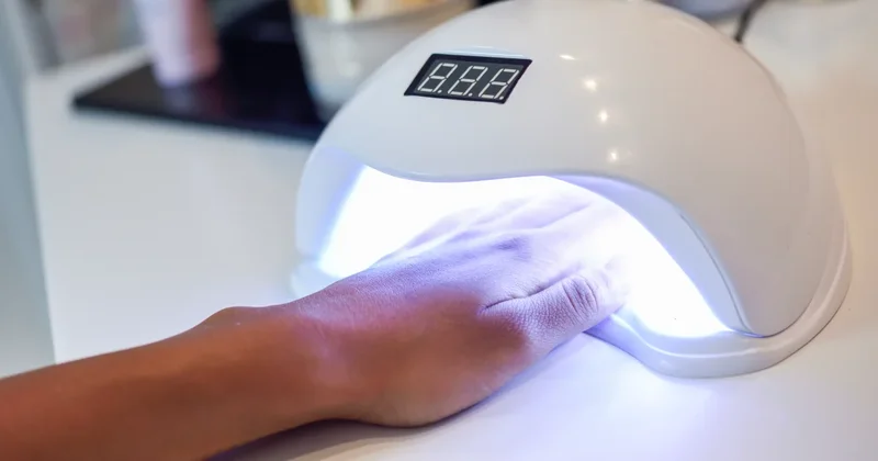 Блогер лишилась части ногтей после маникюра в салоне