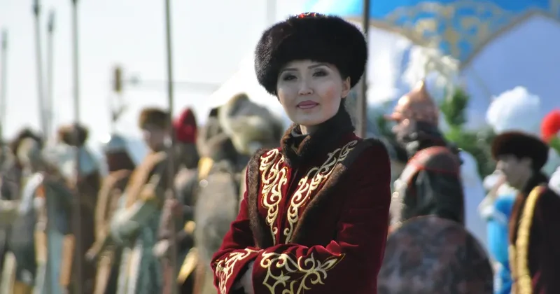 Цветы, комплименты и разговор о правах: как в Казахстане переосмысливают 8 Марта