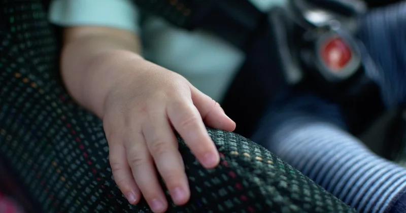 Алматинка случайно заперла двухлетнего ребенка в машине: к делу подключились военные