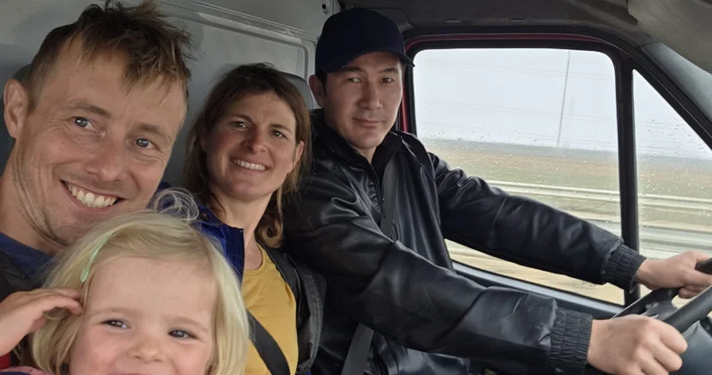 Шетелдіктерді далада қалдырмады: қазақстандықтың әрекеті желіде талқыланып жатыр