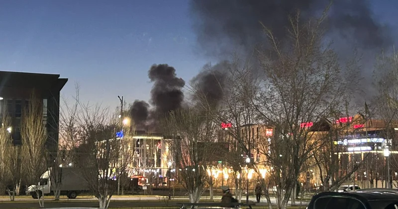 В Актобе горит областной акимат, людей эвакуируют