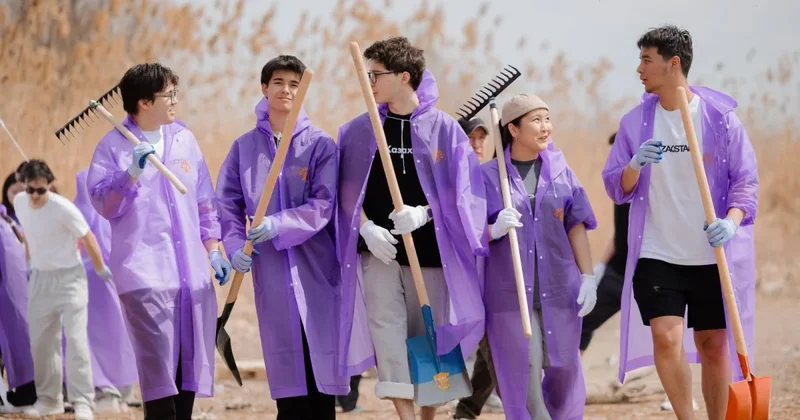 Активисты Жаңа адамдар очистили берег реки в Алматы