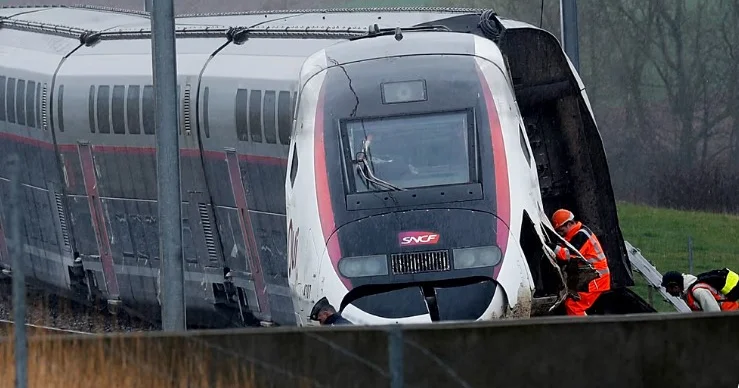 Францияда TGV пойызы жүк көлігімен соқтығысып, машинист қаза тапты