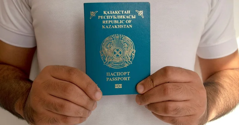 Документы гражданина Казахстана забрали у мужчины после получения паспорта другой страны