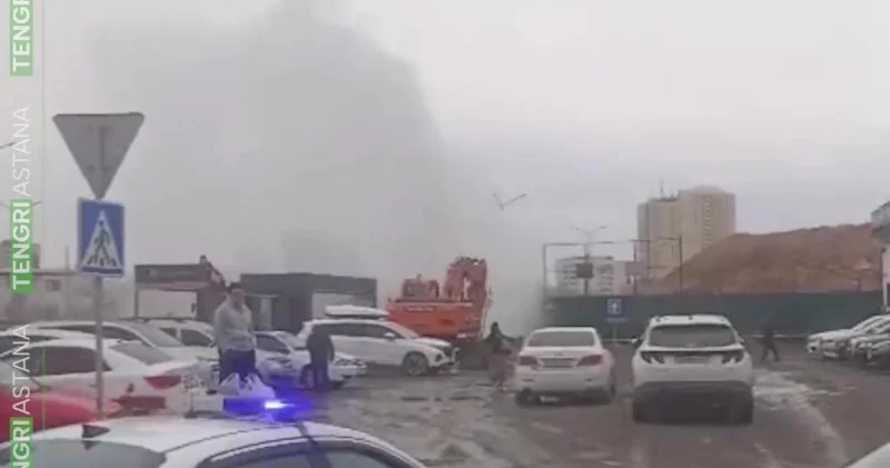 10 метровый фонтан кипятка сняли на видео экскаватор повредил трубу в Астане