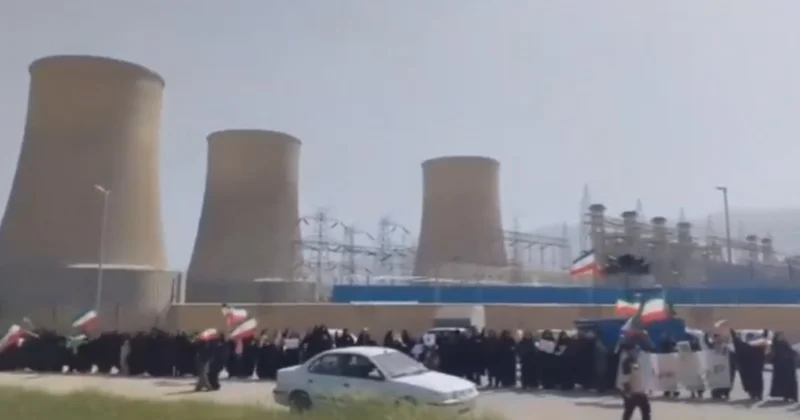 Иранцы выстраиваются в живые цепи вокруг энергообъектов