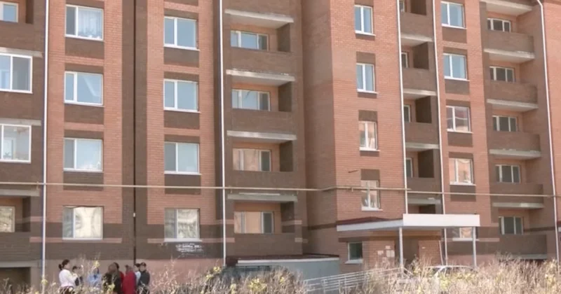 В Кокшетау жильцы социального дома три года живут без документов на квартиры