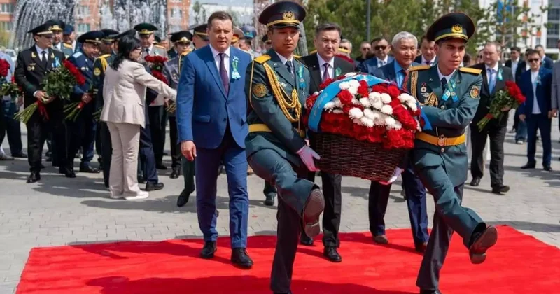 Өскеменде Халық Қаһарманы Сағадат Нұрмағамбетовтің ескерткішіне гүл шоқтары қойылды