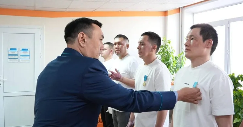 Взрыв газа в Шахтинске: пятерых полицейских наградили за спасение людей (видео)