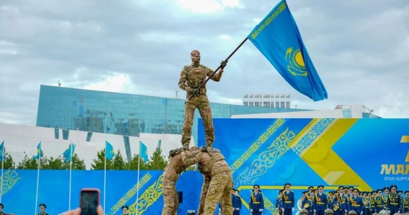 Робопсы, дроны и марши под открытым небом: Астана отпраздновала 7 мая грандиозным плац концертом