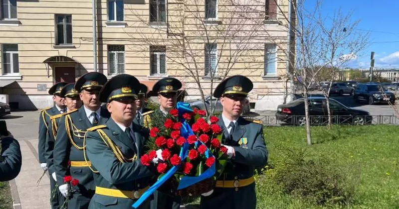 Санкт Петербургте Әлия Молдағұлованың ескерткішіне гүл шоқтары қойылды