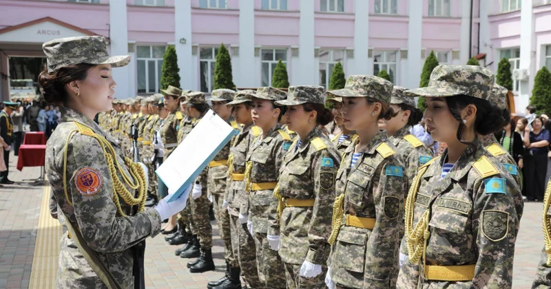 Офицеры в белых халатах