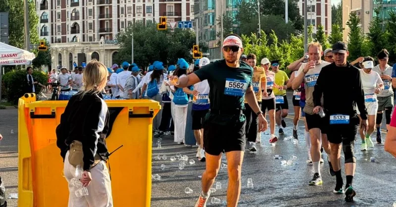 Бегали и собирали мусор: участники Astana Half Marathon поддержали Таза Қазақстан