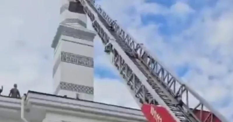 В Уральске рабочий сорвался с купола мечети