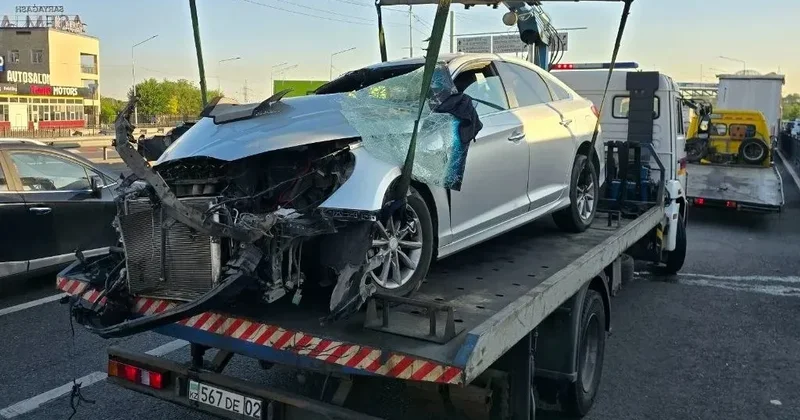 Алматыда рөлде қалғып кеткен такси жүргізушісі жүк көлігінің астына кіріп кетті