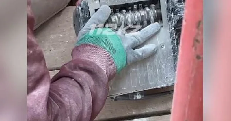 Пальцы мужчины зажало в электроинструменте в Астане