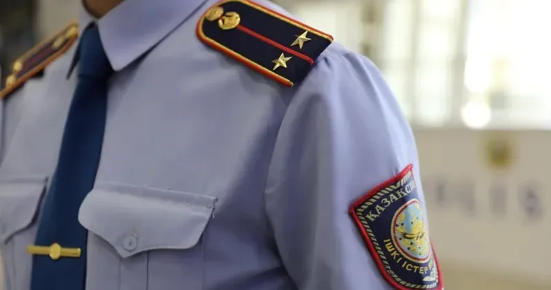 Желідегі видео: Алматыда агрессивті автобус жолаушысы мен полицейдің әңгімесі немен тынды